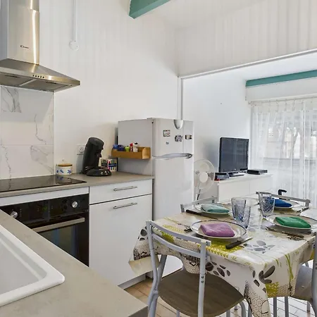 Lumineux Pour 4 Au Grau D'agde Avec Vue Piscine Et Parking - Fr-1-423-323 *